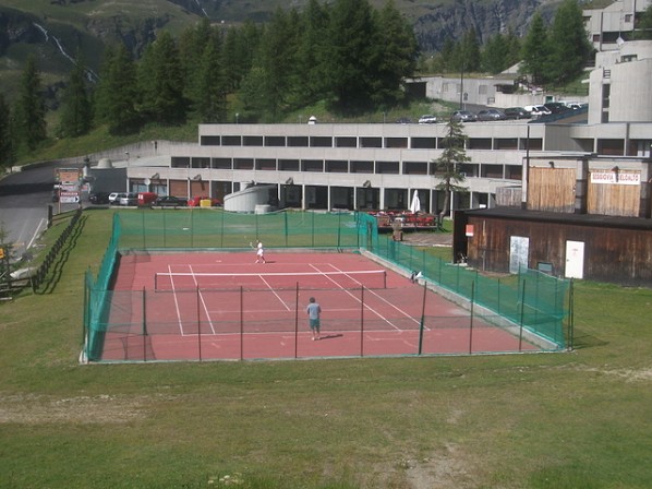 The tennis court of Cielo Alto